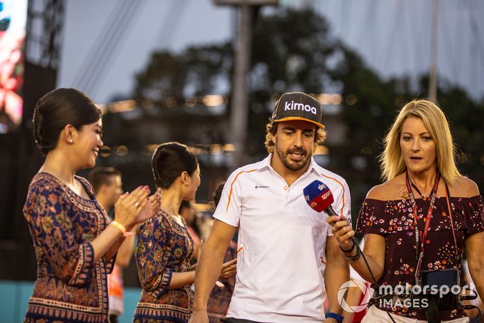 Fernando Alonso, McLaren habla con Rachel Brooks, Sky TV en el desfile de pilotos