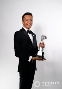 Alexander Albon con su premio Novato del Año
