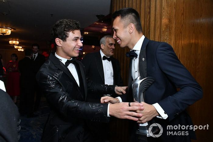 Lando Norris, McLaren, y Alexander Albon, Red Bull Racing bromean
