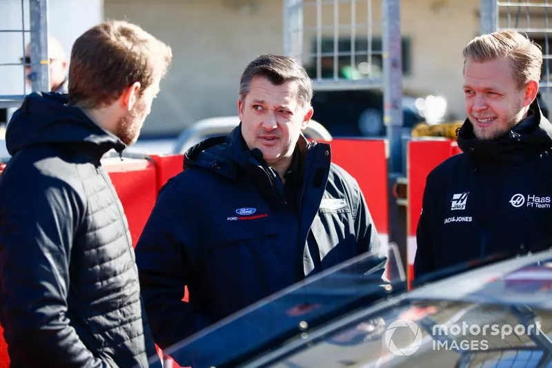 NASCAR Cup driver Tony Stewart talks to Kevin Magnussen, Haas F1 and Romain Grosjean, Haas F1 