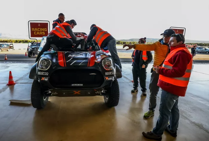 Verificaciones en Paul Ricard antes del embarque del Dakar 2020