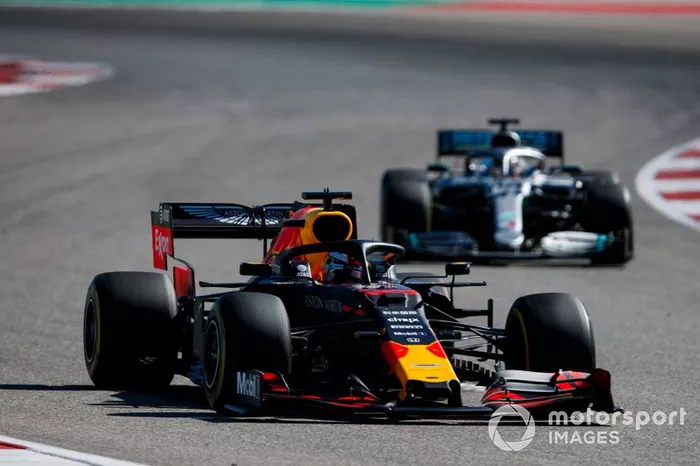 Max Verstappen, Red Bull Racing RB15, precede Lewis Hamilton, Mercedes AMG F1 W10