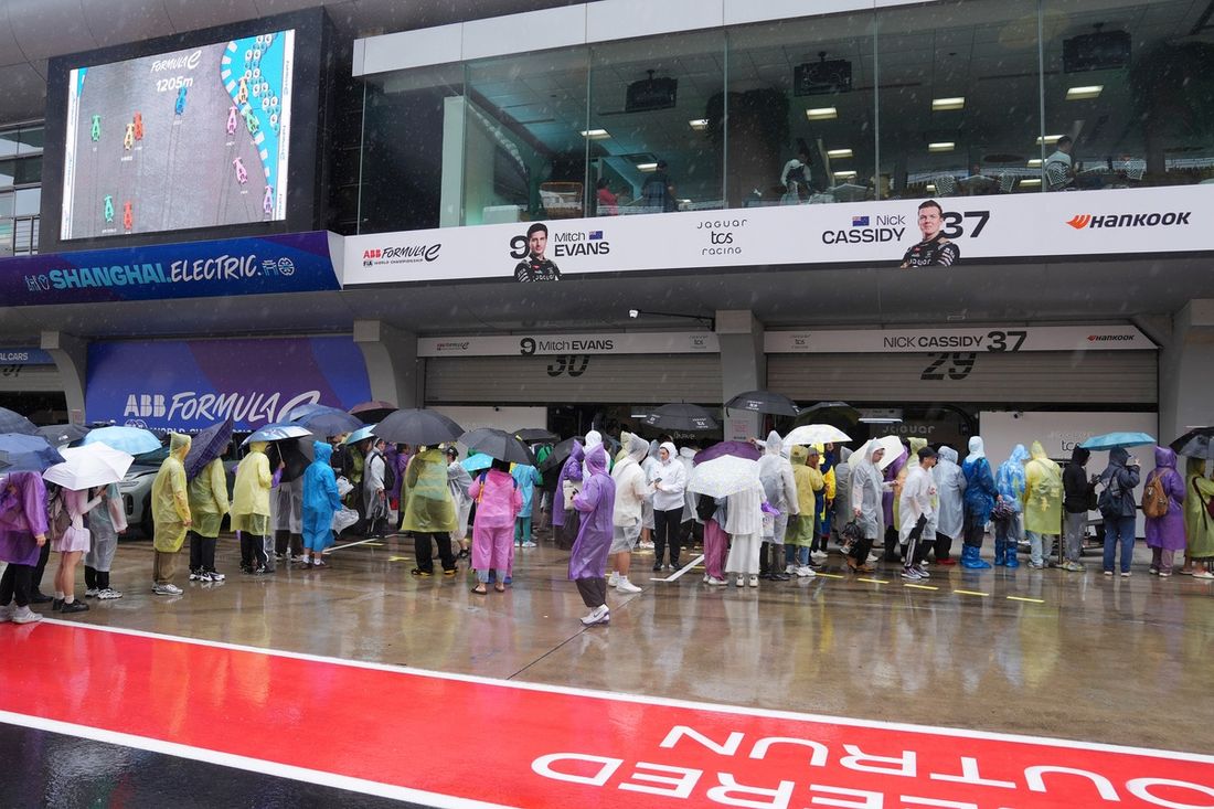 Aficionados fuera del garaje de Jaguar TCS Racing