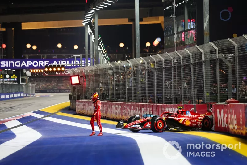 Carlos Sainz, Ferrari SF-24, s'éloigne de la voiture après avoir chuté lors des qualifications.
