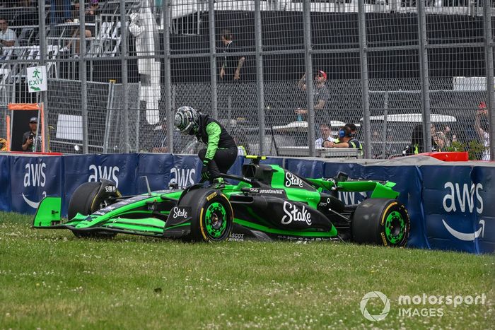Zhou Guanyu, Stake F1 Team Kick Sauber C44, se baja del coche tras caerse en la sesión de entrenamientos libres