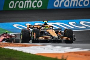 Lando Norris, McLaren MCL38, Carlos Sainz, Ferrari SF-24