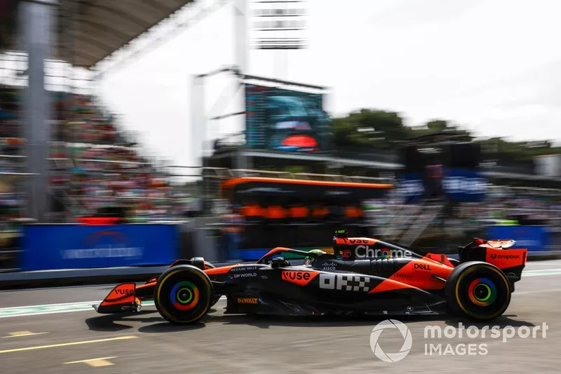 Lando Norris, McLaren MCL38, sort du garage