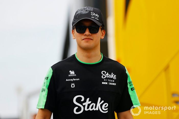 Zhou Guanyu, Stake F1 Team Kick Sauber, llega a la pista