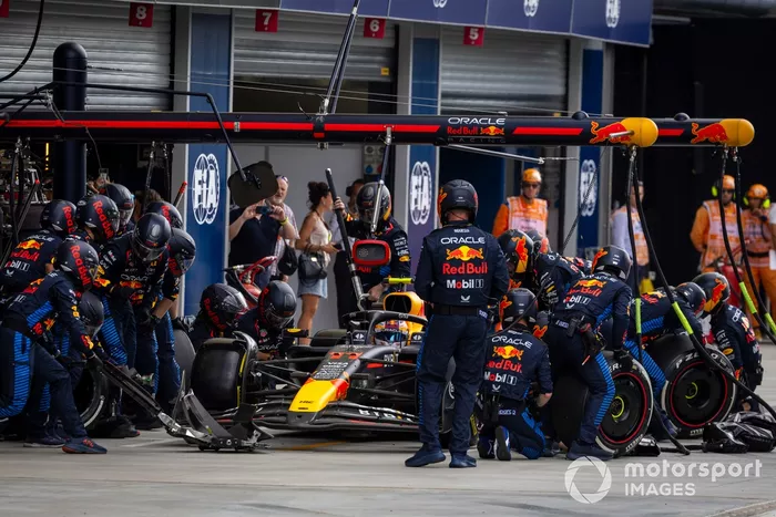 Sergio Pérez, Red Bull Racing RB20, hace una parada en boxes