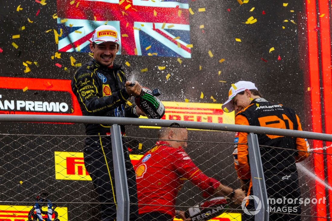 Charles Leclerc, Scuderia Ferrari, 1ª posição, Oscar Piastri, McLaren F1 Team, 2ª posição, spray de champanhe no pódio