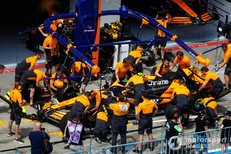 L'équipe McLaren s'entraîne à un arrêt au stand sur la McLaren MCL38 de Lando Norris.