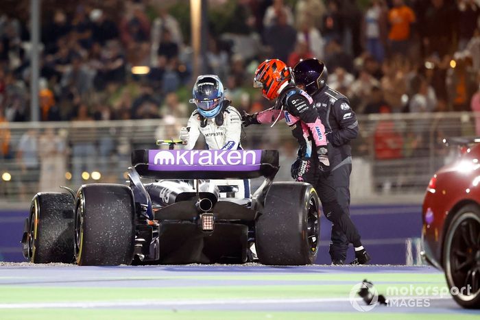 Esteban Ocon, Alpine A524, controla a Franco Colapinto, Williams FW46, después de que se sacaran mutuamente de la carrera.