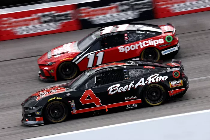 Noah Gragson, Front Row Motorsports Ford, Denny Hamlin, Joe Gibbs Racing Toyota