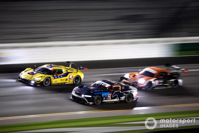 El #81 DragonSpeed Ferrari 296 GT3 de Albert Costa, Davide Rigon, Miguel Molina y Thomas Neubauer compite con el #64 Ford Multimatic Motorsports Ford Mustang GT3: Mike Rockenfeller, Sebastian Priaulx, Austin Cindric