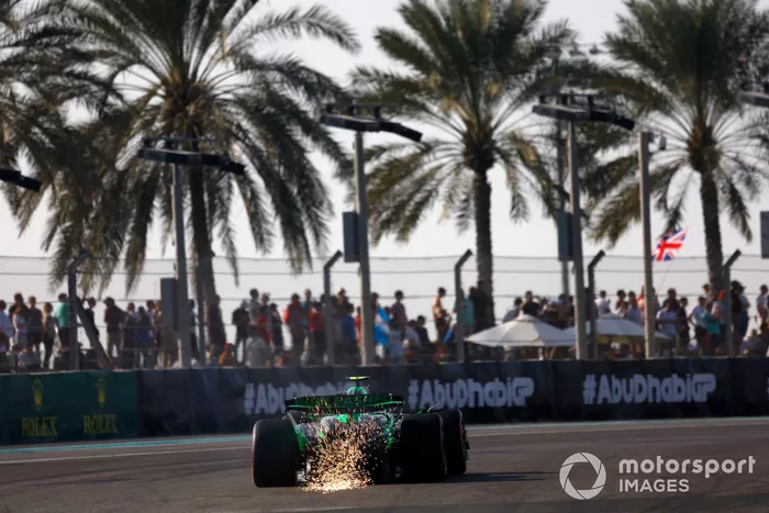 Sparks fly from Zhou Guanyu, Stake F1 Team KICK Sauber C44