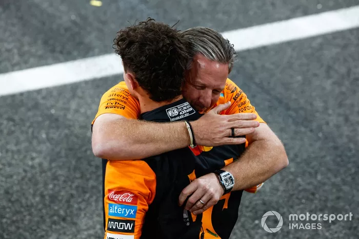 Lando Norris, vainqueur de la course et membre de l'équipe McLaren F1 Team, célèbre avec Zak Brown, PDG de McLaren Racing. 