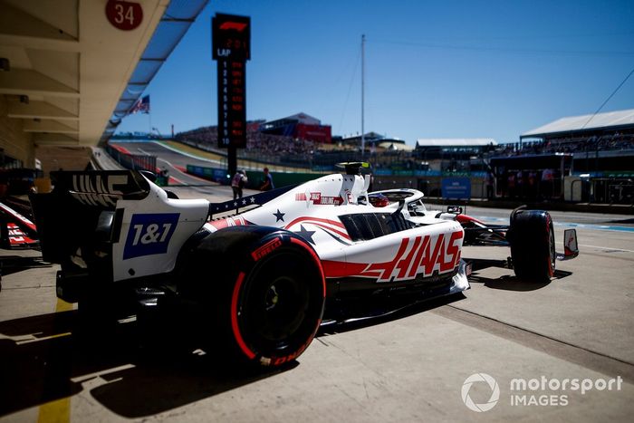 Mick Schumacher, Haas VF-22, sale del garaje