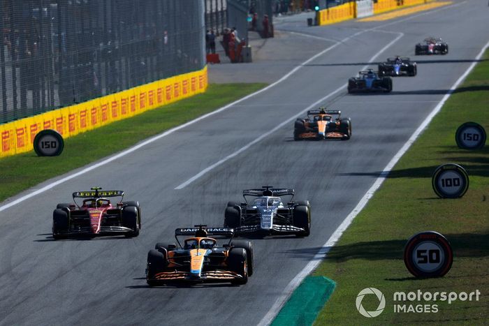 Daniel Ricciardo, McLaren MCL36, Carlos Sainz, Ferrari F1-75, Pierre Gasly, AlphaTauri AT03