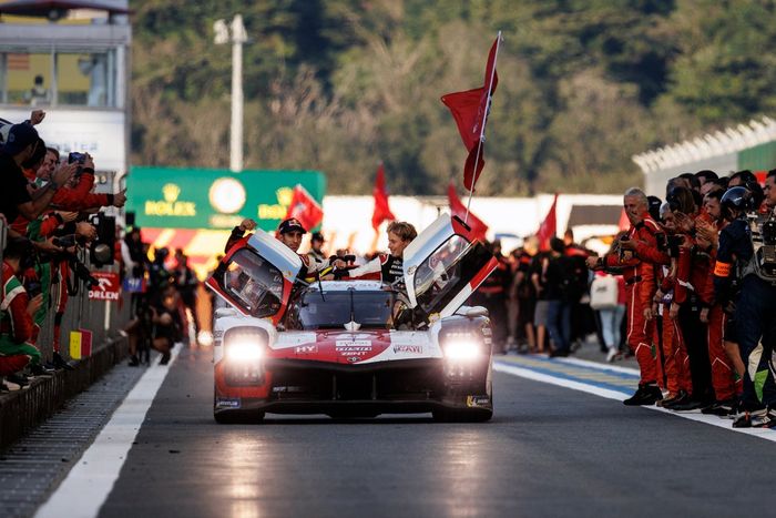 Ganadores #8 Toyota Gazoo Racing Toyota GR010 - Hybrid: Sébastien Buemi, Brendon Hartley, Ryo Hirakawa