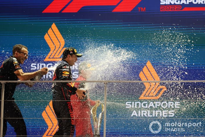 Podio: segundo lugar Charles Leclerc, Ferrari, ganador Sergio Pérez, Red Bull Racing