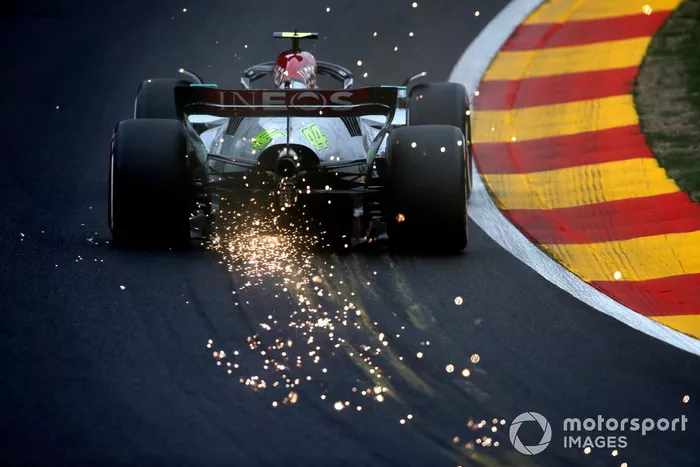 Lewis Hamilton, Mercedes W13, echa chispas