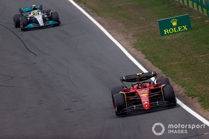Carlos Sainz, Ferrari F1-75, Lewis Hamilton, Mercedes W13