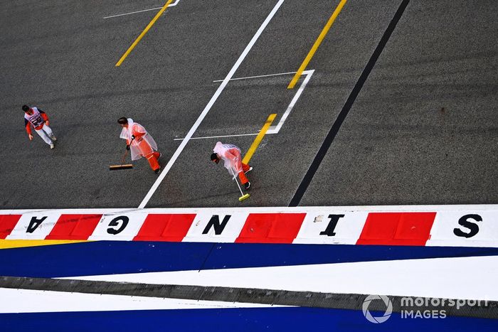 Los comisarios retiran agua del circuito