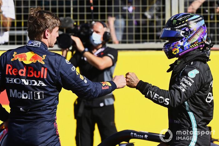 Primer lugar de la carrera Sprint Max Verstappen, Red Bull Racing y el segundo lugar Lewis Hamilton, Mercedes