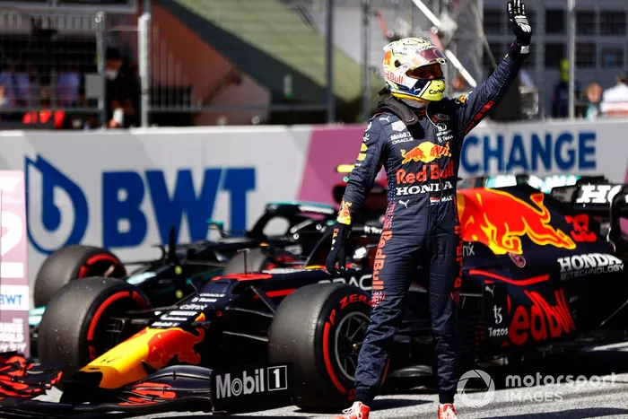 Ganador de la pole Max Verstappen, Red Bull Racing, en Parc Ferme