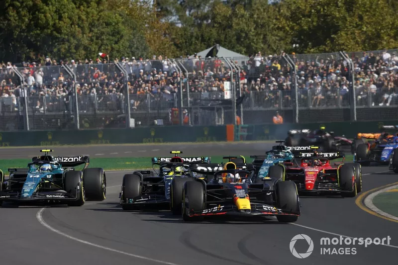Max Verstappen, Red Bull Racing RB19, Lewis Hamilton, Mercedes F1 W14, Fernando Alonso, Aston Martin AMR23, Carlos Sainz, Ferrari SF-23, the remainder of the field at the start