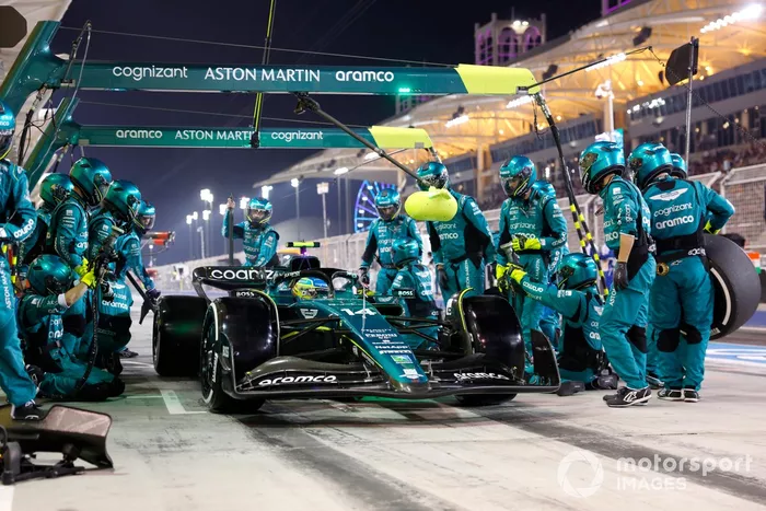 Fernando Alonso, Aston Martin AMR23, hace un pitstop