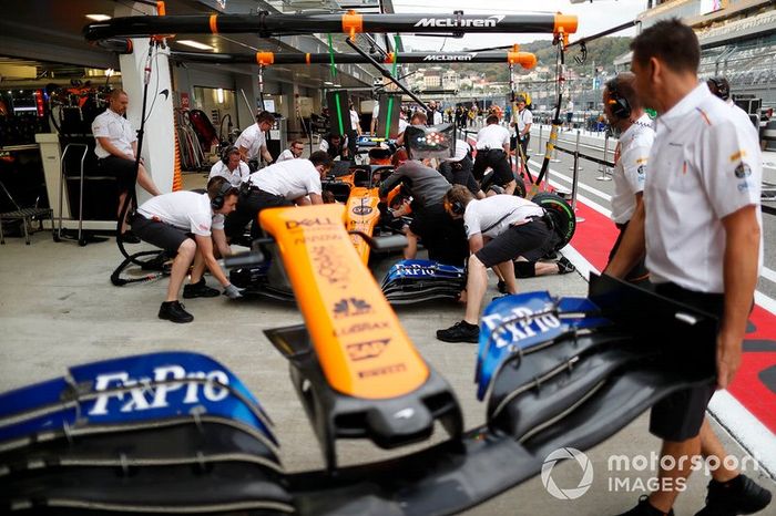 McLaren practica una parada en boxes