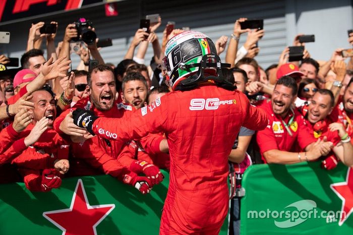 Il vincitore della gara Charles Leclerc, Ferrari festeggia con il suo team al parc ferme