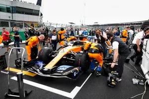 Monteurs op de startgrid bij de auto van Carlos Sainz Jr., McLaren MCL34
