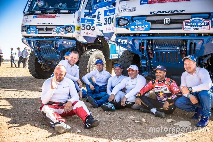Nasser Al Attiyah, Toyota Gazoo Racing, y varios miembros de Kamaz
