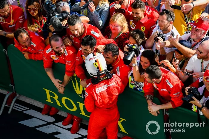 Sebastian Vettel, Ferrari, 3º clasificado, celebra con su equipo en el Parc Ferme