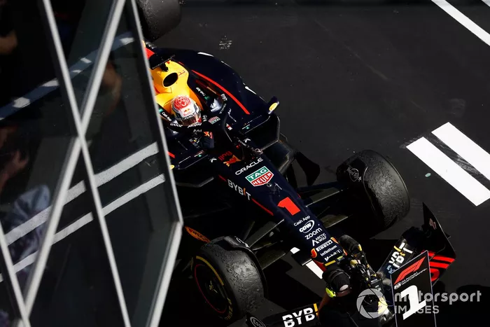 Max Verstappen, Red Bull Racing RB19, 1ª posición, llega al Parc Ferme