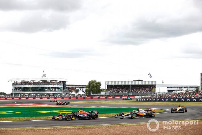 Max Verstappen, Red Bull Racing RB19, Lando Norris, McLaren MCL60, Oscar Piastri, McLaren MCL60