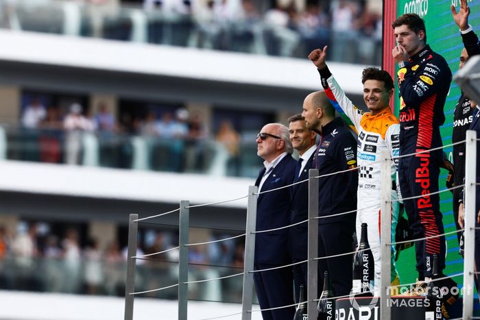 Lando Norris, McLaren, 2ª posición, Max Verstappen, Red Bull Racing, 1ª posición, en el podio.