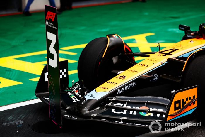 Lando Norris, McLaren MCL60, llega a Parc Ferme tras la tanda de Sprint