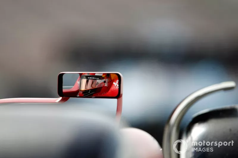 Carlos Sainz Jr., Ferrari, dans le reflet de son rétroviseur