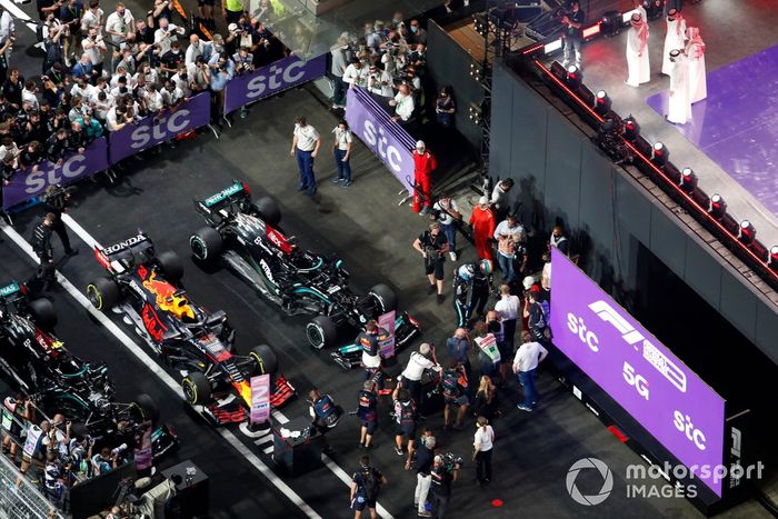 Lewis Hamilton, Mercedes, 1ª posición, y Valtteri Bottas, Mercedes, 3ª posición, en el Parc Ferme