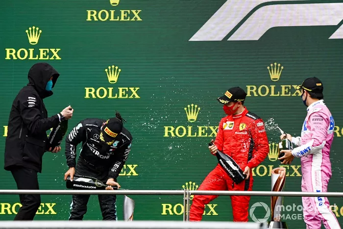 Podio: ganador y campeón del mundo Lewis Hamilton, Mercedes-AMG F1 con Toto Wolff, Director Ejecutivo (Negocios), Mercedes AMG, segundo lugar Sergio Pérez, Racing Point, y tercer lugar Sebastián Vettel, Ferrari