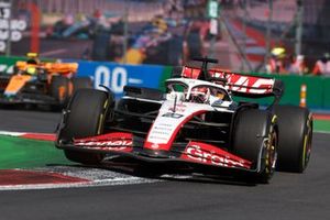 Kevin Magnussen, Haas VF-23, adelanta a Lando Norris, McLaren MCL60