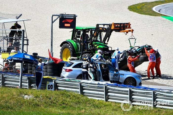 El Medical Car recoge a Valtteri Bottas, Mercedes AMG F1, tras su choque en la curva 6
