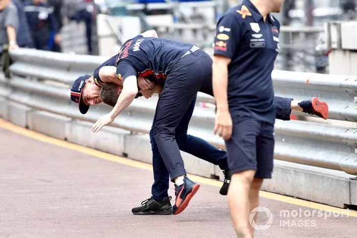 Max Verstappen, Red Bull Racing lucha contra un mecánico de Red Bull Racing