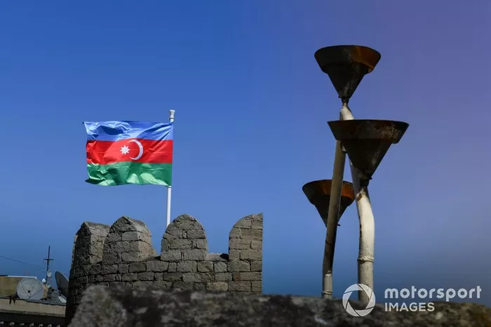 La bandera de Azerbaiyán ondea en las murallas