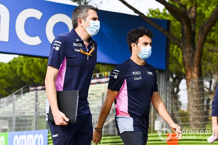 Sergio Pérez, Racing Point, recorre la pista con compañeros