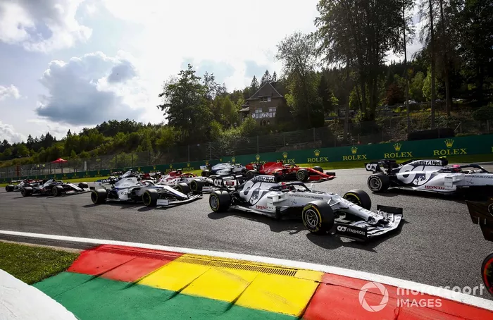 Daniil Kvyat, AlphaTauri AT01, Sebastian Vettel, Ferrari SF1000 y George Russell, Williams FW43 