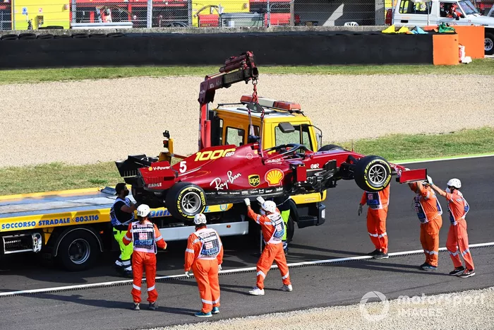 El monoplaza de Sebastian Vettel, Ferrari SF1000,es montado en una grúa